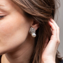 Boucles d'oreilles CHAUMET en or blanc, perles et diamants - Castafiore