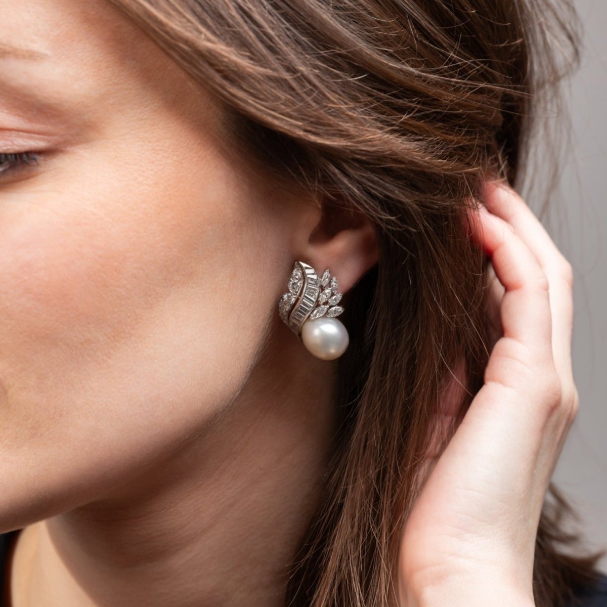 Boucles d'oreilles CHAUMET en or blanc, perles et diamants - Castafiore