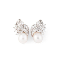 Boucles d'oreilles CHAUMET en or blanc, perles et diamants - Castafiore