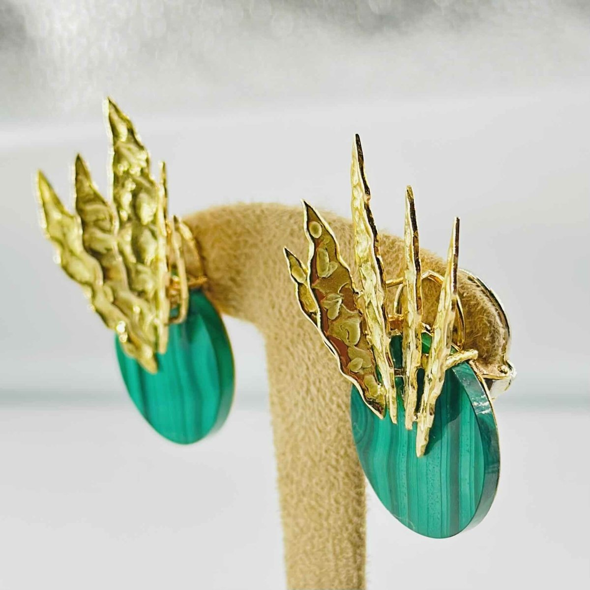 Boucles d'oreilles CHAUMET en or jaune et malachite - Castafiore