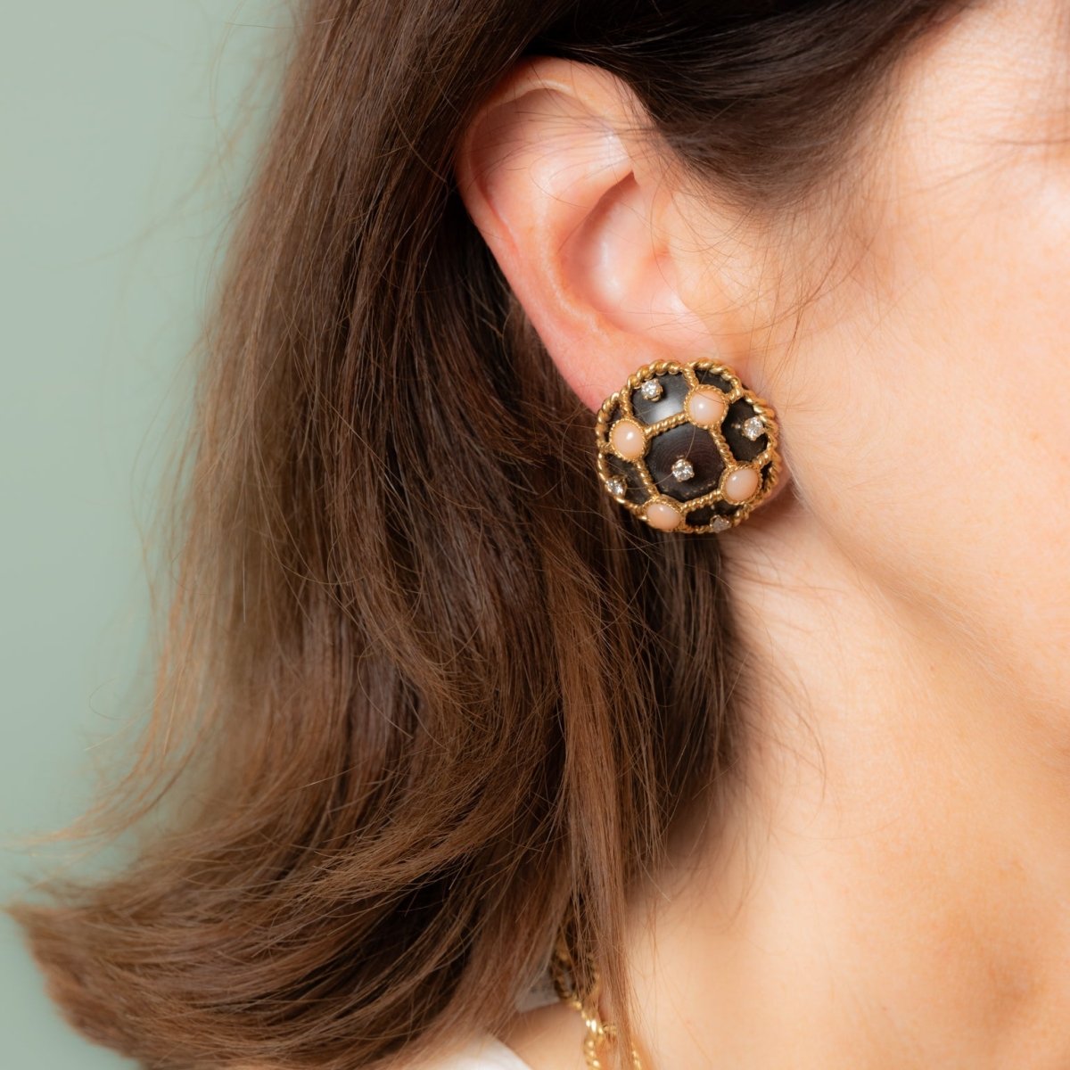 Boucles d'oreilles Clip BOUCHERON Bouton en or jaune, corail et diamants - Castafiore