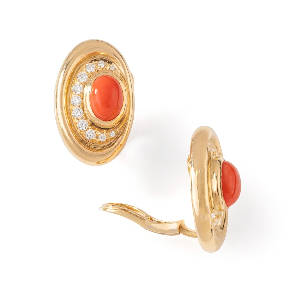 Boucles d'oreilles Clip BULGARI en or jaune, corail et diamants - Castafiore