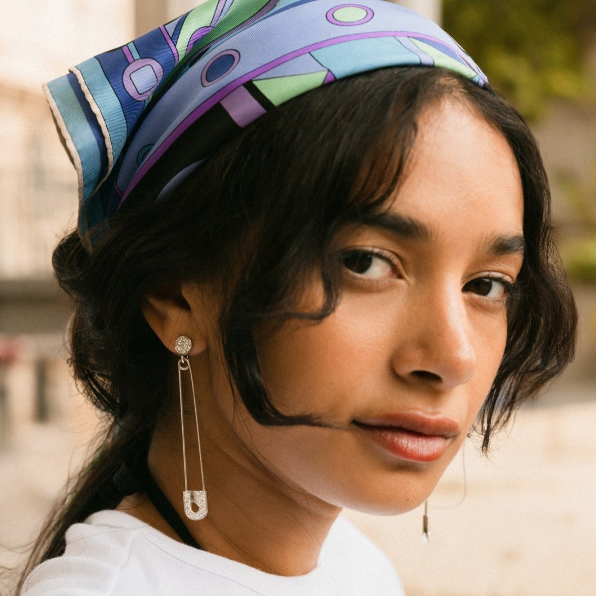 Boucles d'oreilles Clip CHANEL en or blanc et diamants - Castafiore