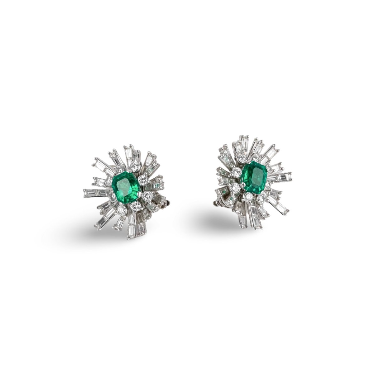 Boucles d'oreilles Clip en or blanc, platine, émeraudes de Colombie et diamants - Castafiore