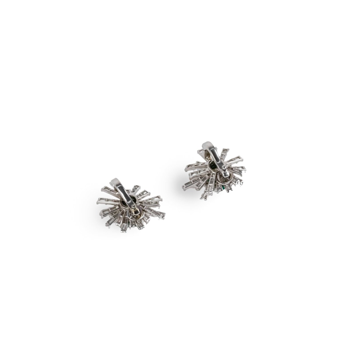 Boucles d'oreilles Clip en or blanc, platine, émeraudes de Colombie et diamants - Castafiore