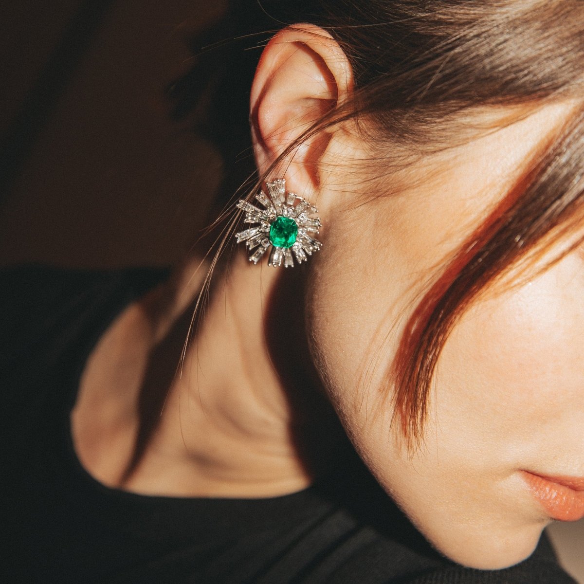 Boucles d'oreilles Clip en or blanc, platine, émeraudes de Colombie et diamants - Castafiore