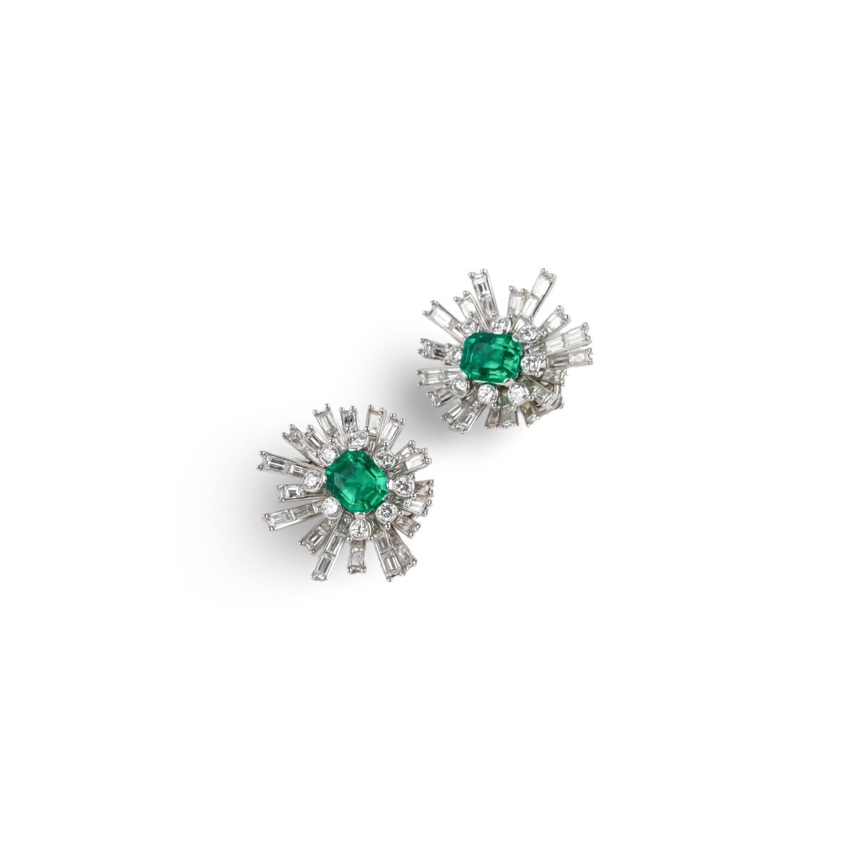 Boucles d'oreilles Clip en or blanc, platine, émeraudes de Colombie et diamants - Castafiore