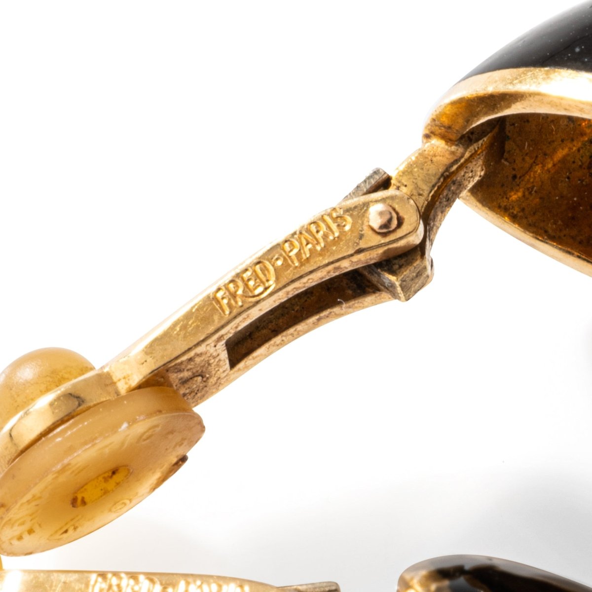 Boucles d'oreilles Clip FRED en or jaune et émail noir - Castafiore