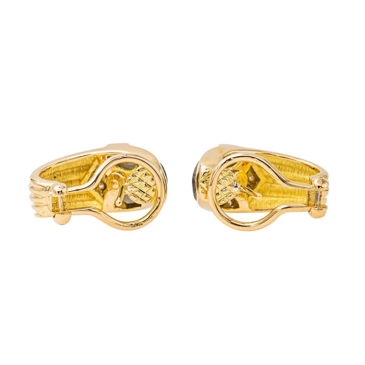 Paire de clips d'oreille nacre, perles de culture et diamants | Pair of Paire de clips d'oreille nacre, perles de culture et diamants | Pair of