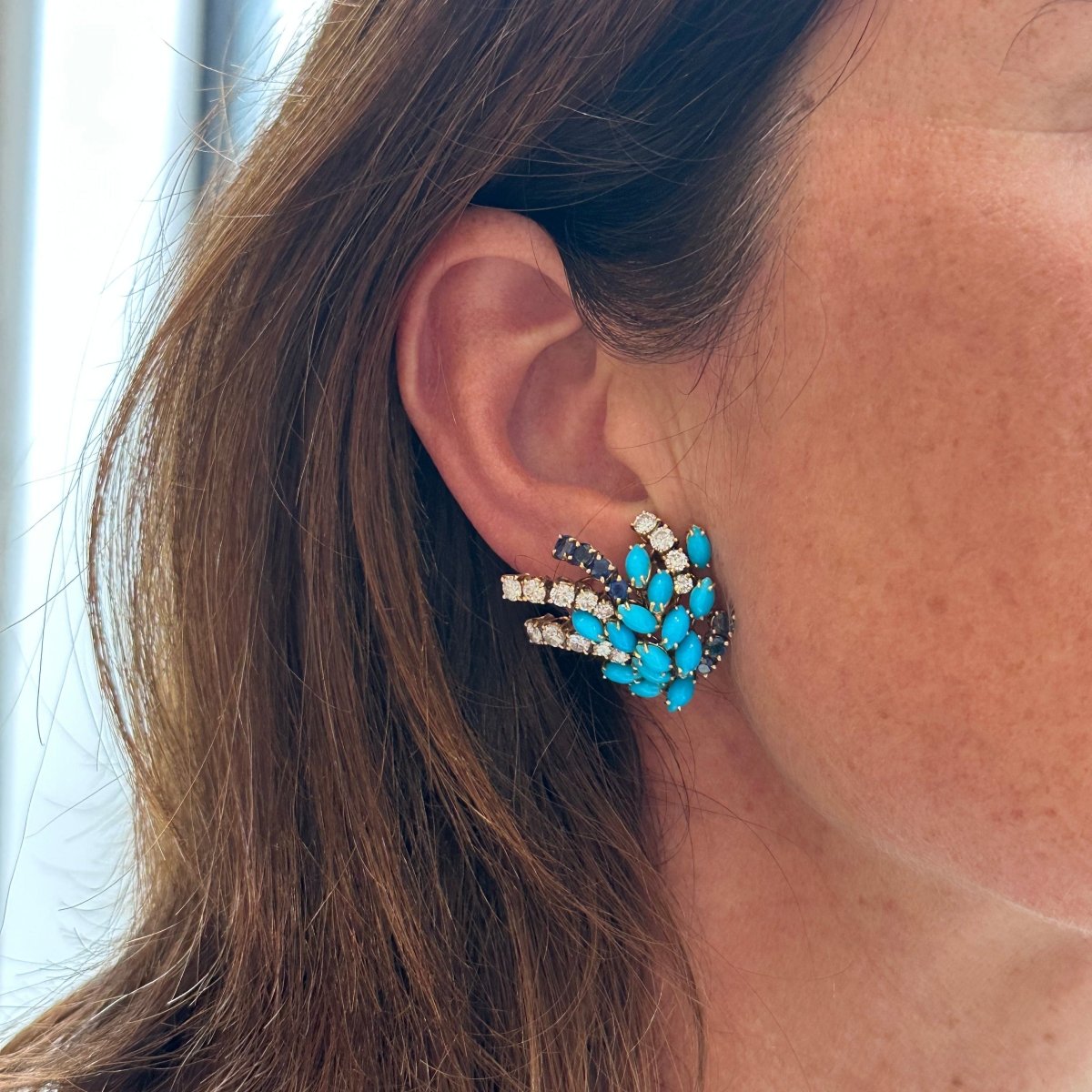 Boucles d'oreilles Clips BOUCHERON or jaune, turquoises, saphirs et diamants - Castafiore