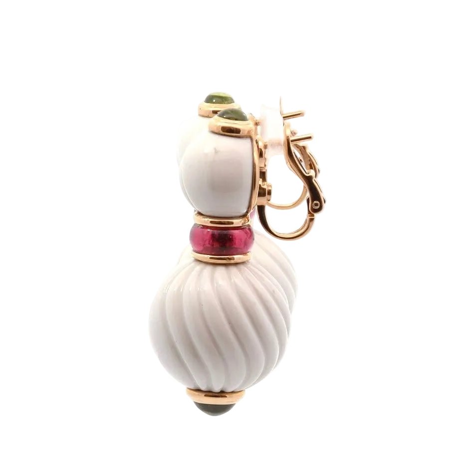 Boucles d’oreilles Clips BULGARI en or jaune, porcelaine, péridot et tourmaline - Castafiore