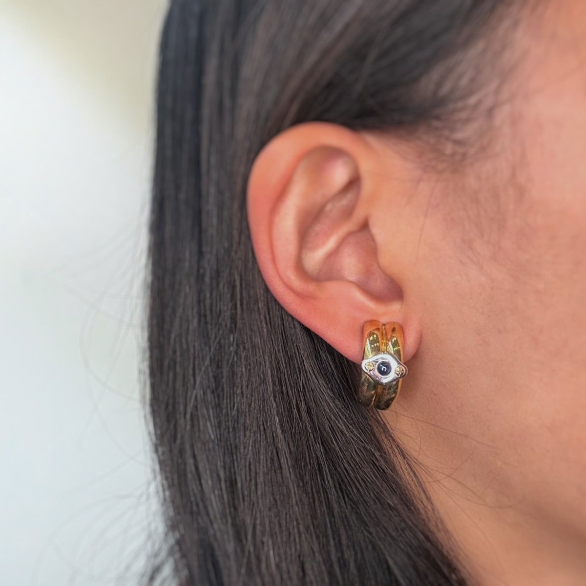 Boucles d'oreilles Clips CHAUMET en or blanc, or jaune et saphirs - Castafiore