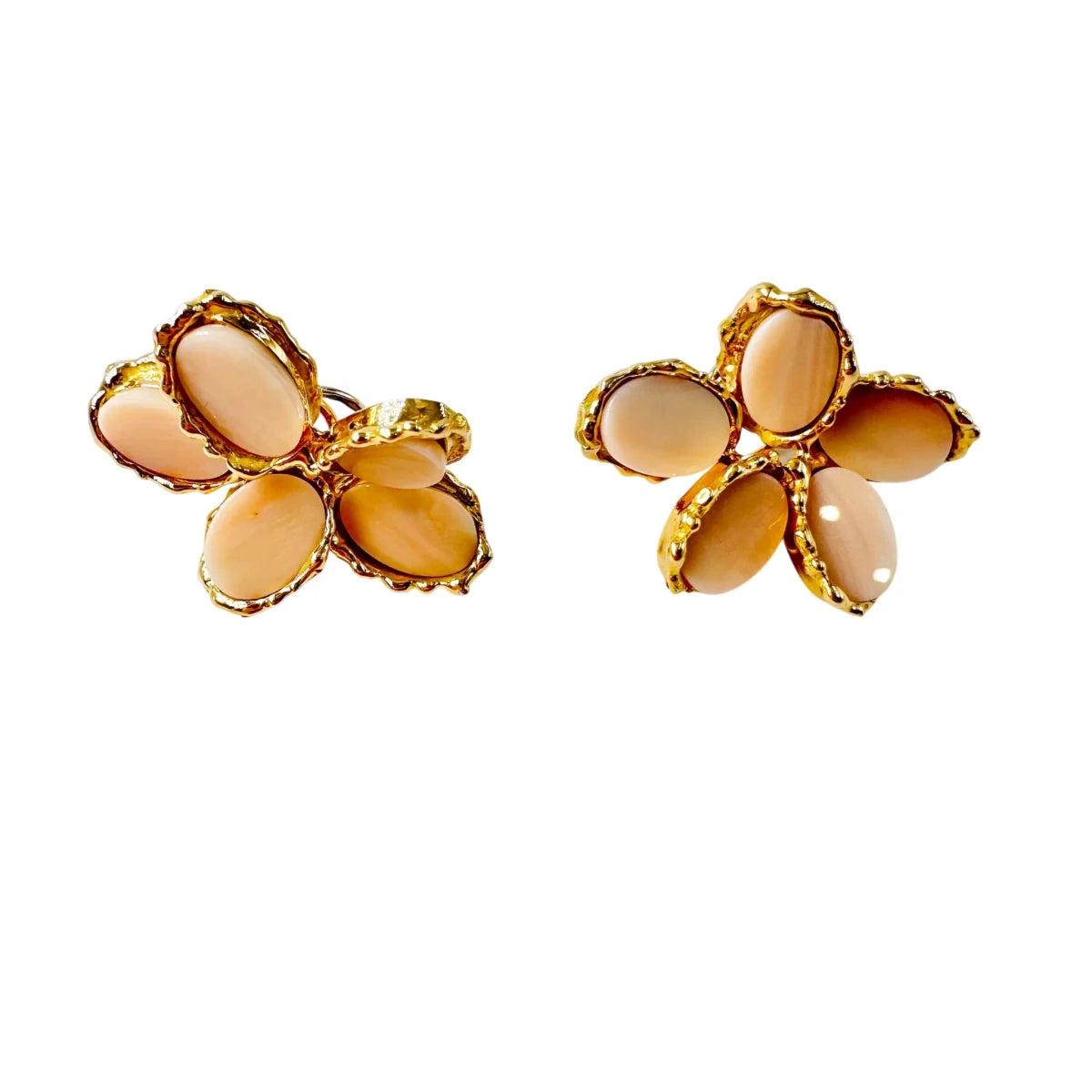 Boucles d'oreilles Clips CHAUMET en or jaune et pastilles de corail - Castafiore