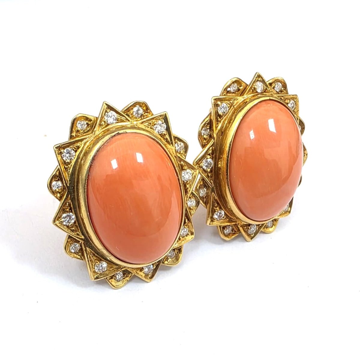 Boucles d'oreilles Clips en or jaune, corail et diamants - Castafiore