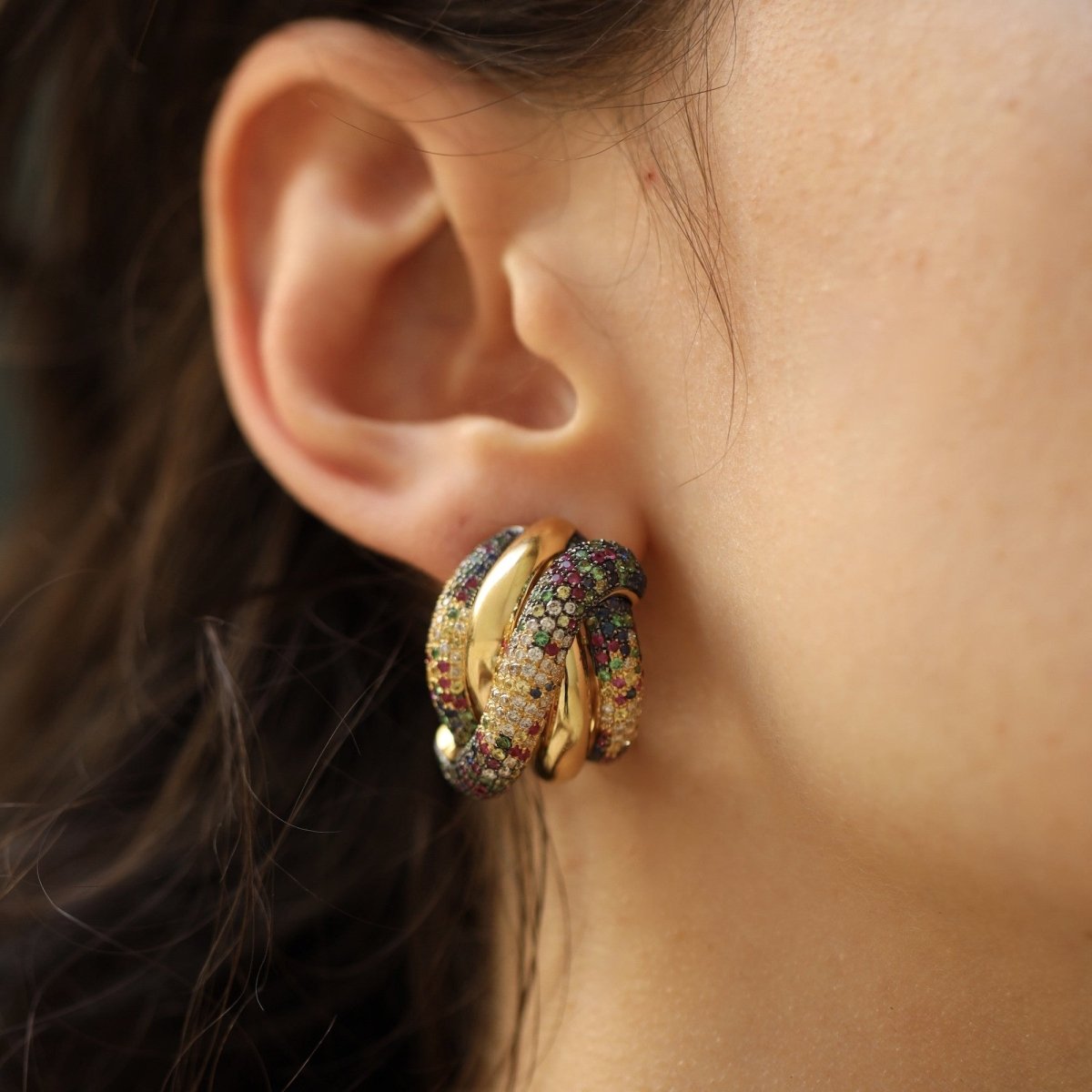 Boucles d'oreilles Clips en or jaune, rubis, saphirs, émeraudes et diamants - Castafiore