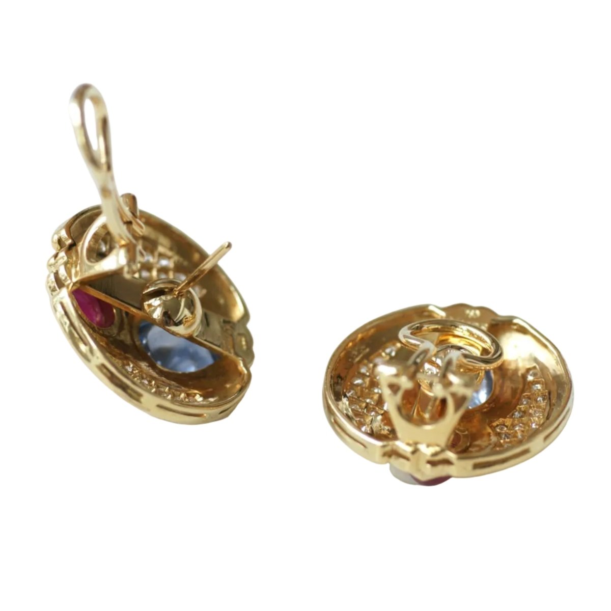 Boucles d'oreilles Clips en or jaune, saphirs, rubis et diamants - Castafiore