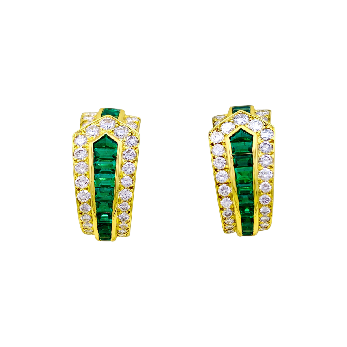 Boucles d'oreilles Clips VAN CLEEF & ARPELS "Ceinture" en or jaune, émeraudes et diamants - Castafiore