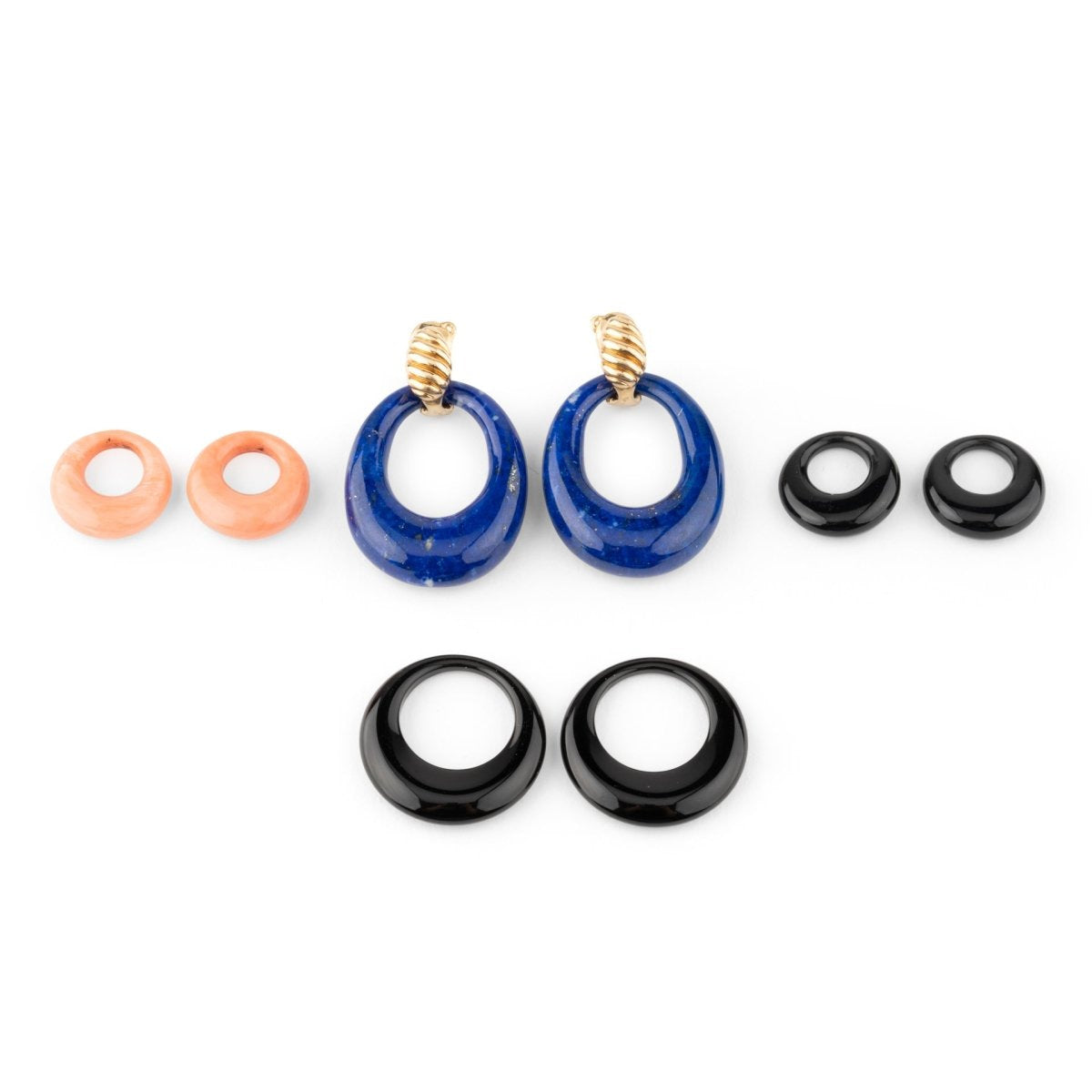 Boucles d'oreilles VAN CLEEF & ARPELS en or jaune, lapis lazuli, corail et onyx