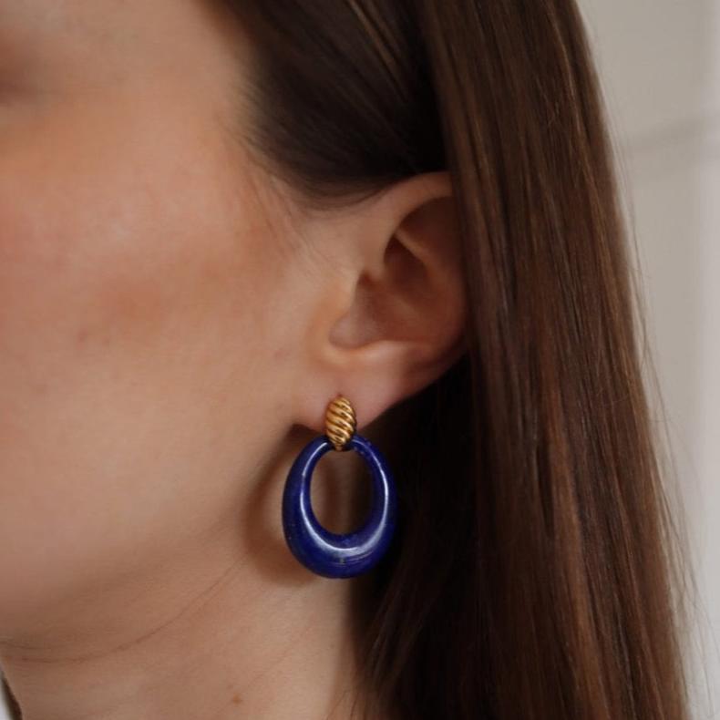 Boucles d'oreilles Clou VAN CLEEF & ARPELS en or jaune, lapis lazuli, corail et onyx - Castafiore