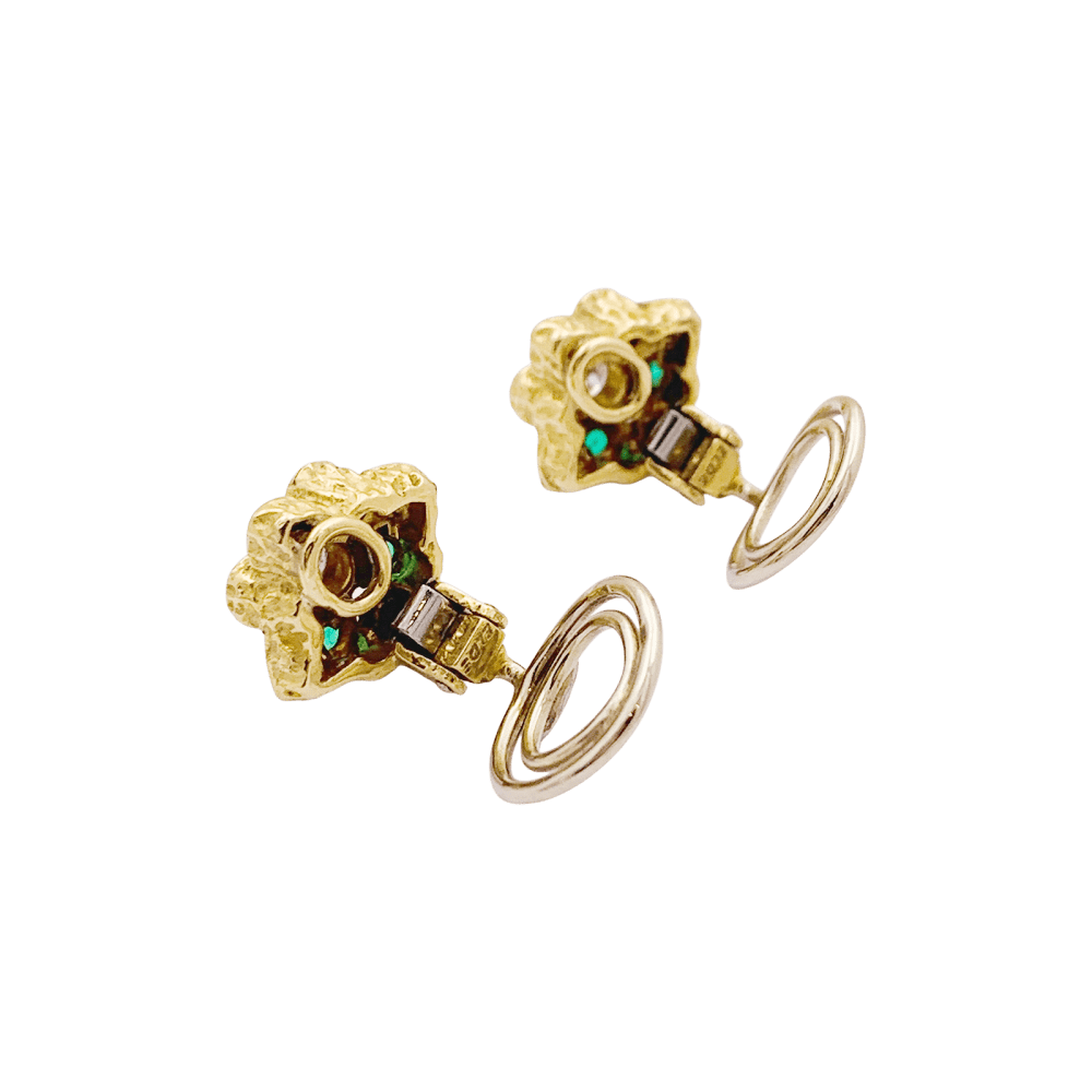 Boucles d'oreilles Clous CHAUMET en or jaune, émeraudes et diamants - Castafiore