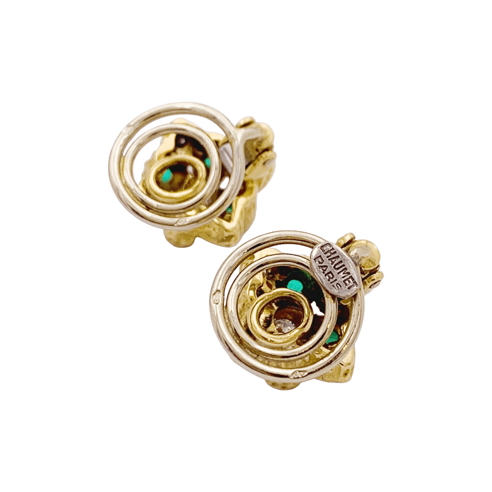 Boucles d'oreilles Clous CHAUMET en or jaune, émeraudes et diamants - Castafiore