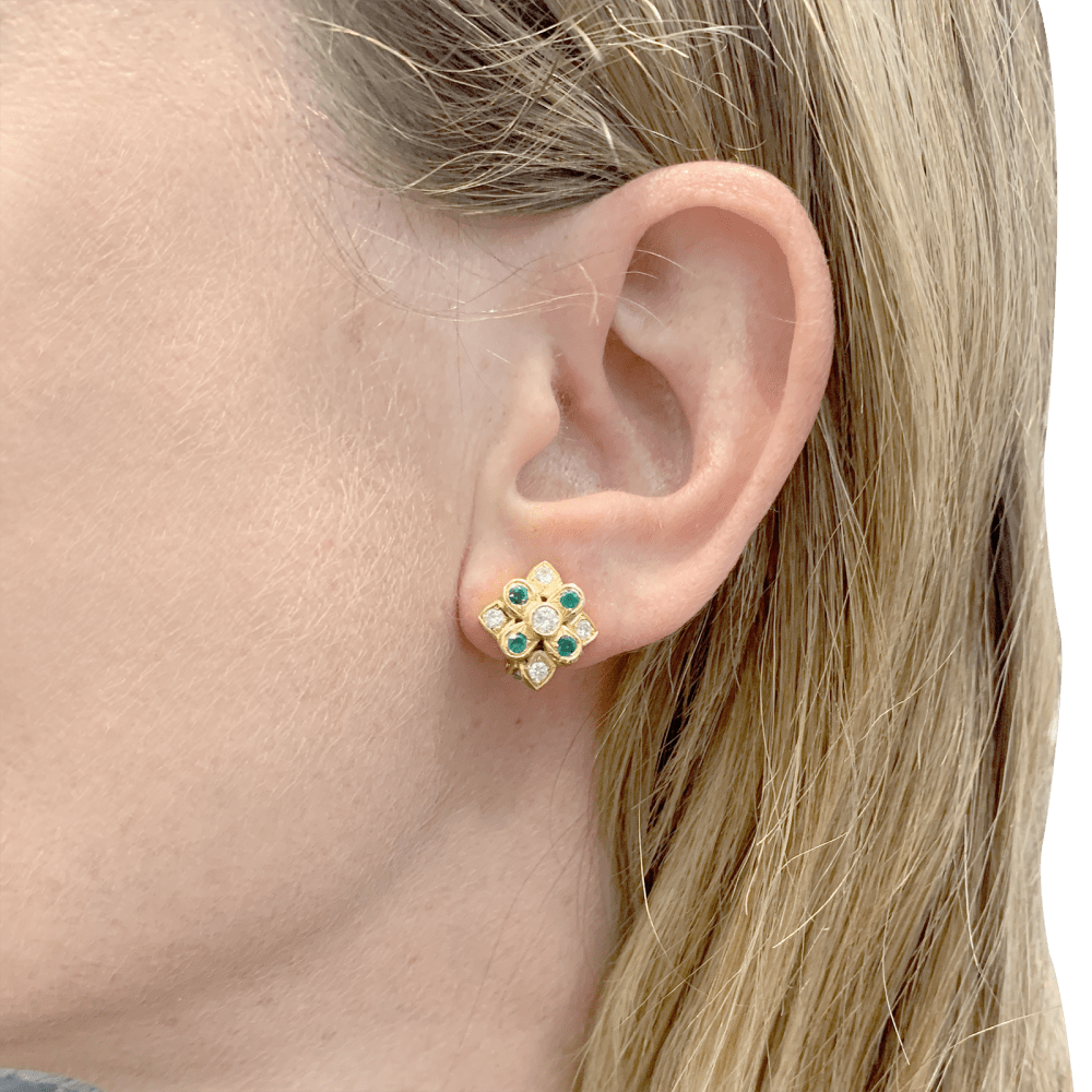 Boucles d'oreilles Clous CHAUMET en or jaune, émeraudes et diamants - Castafiore