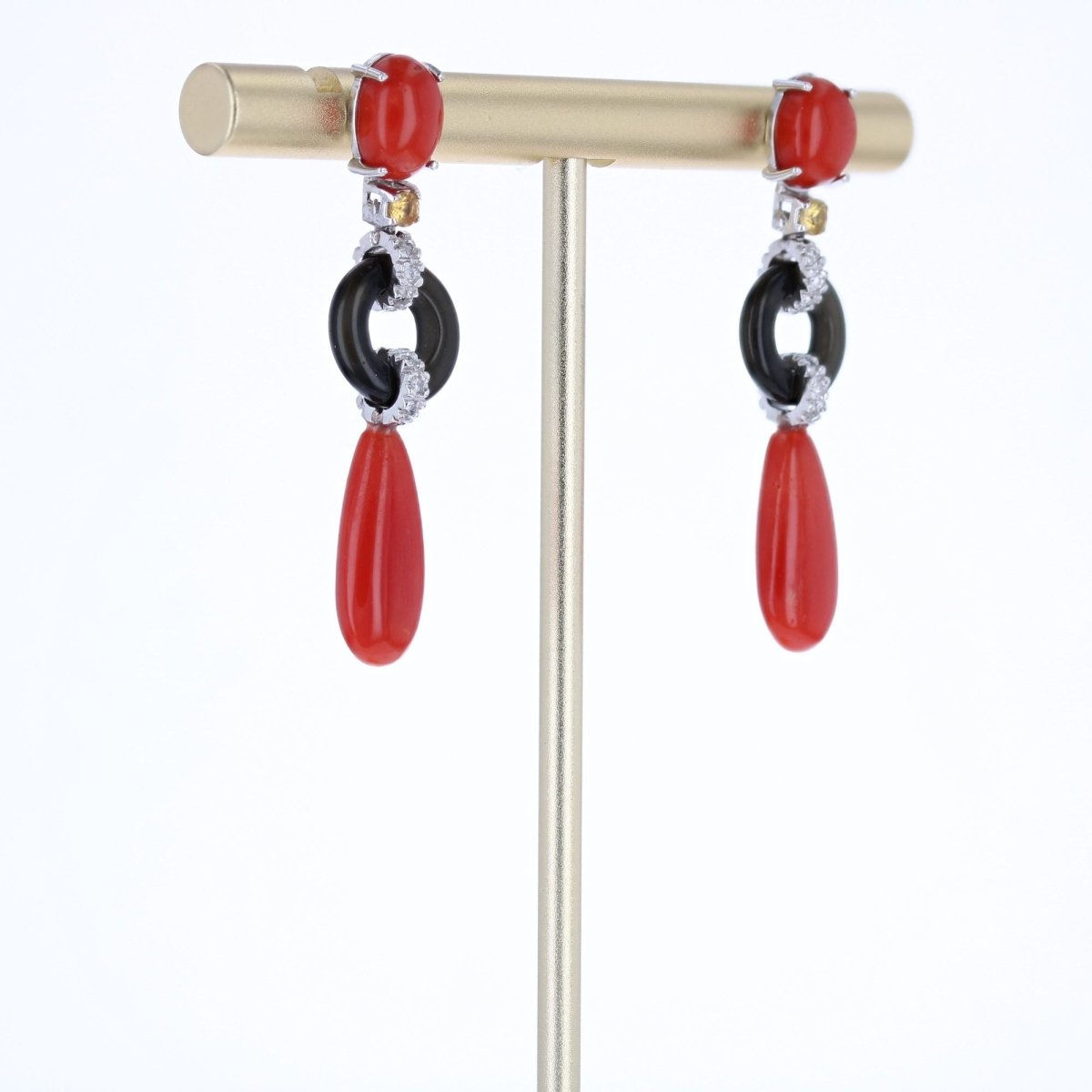 Boucles d'oreilles Clous en or blanc, corail, onyx et diamants - Castafiore