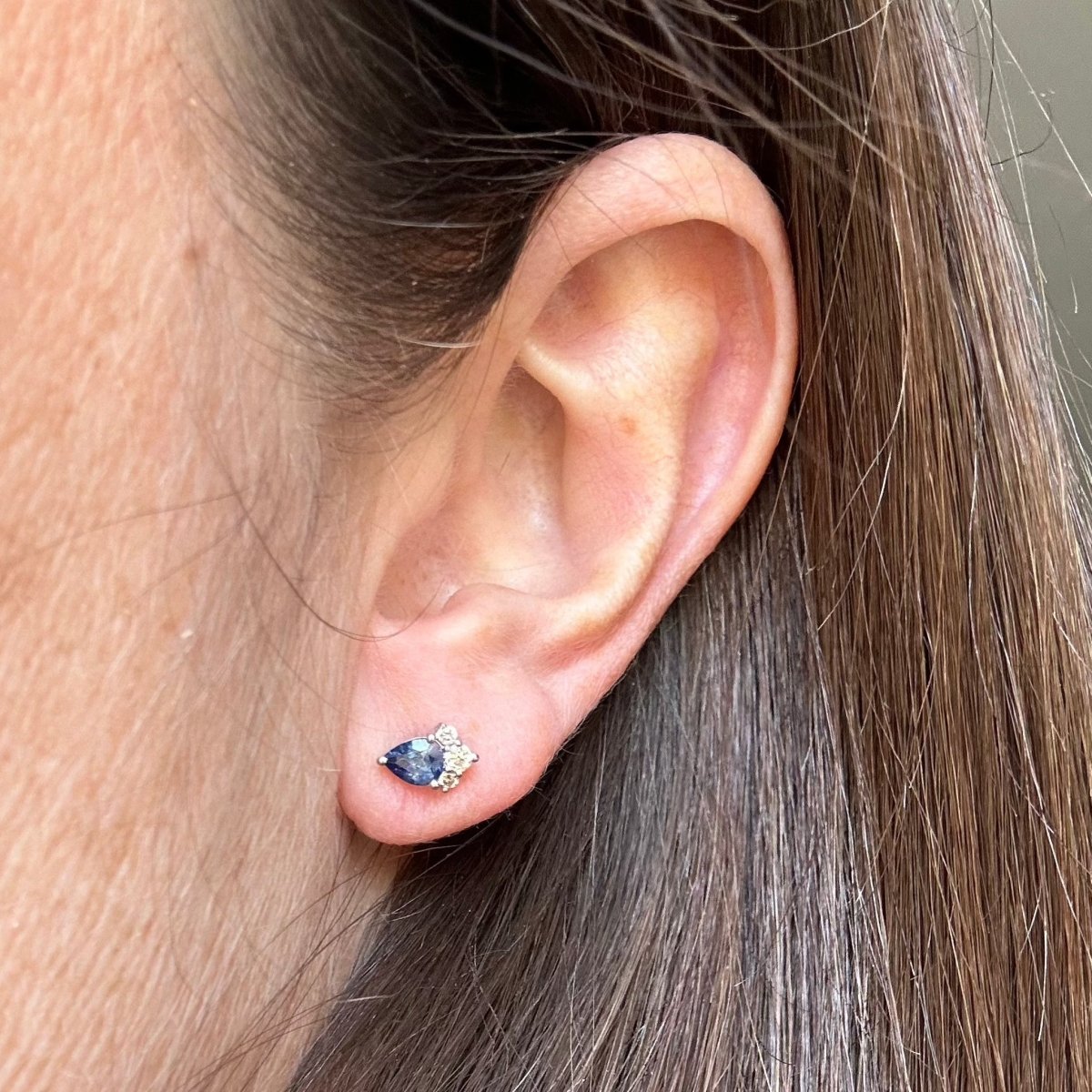 Boucles d'oreilles Clous en or blanc, saphir et diamants - Castafiore