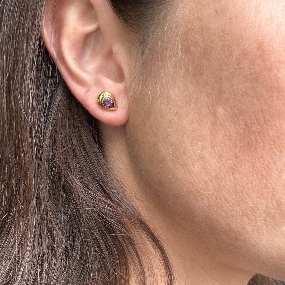 Boucles d'oreilles Clous en or jaune et améthyste - Castafiore