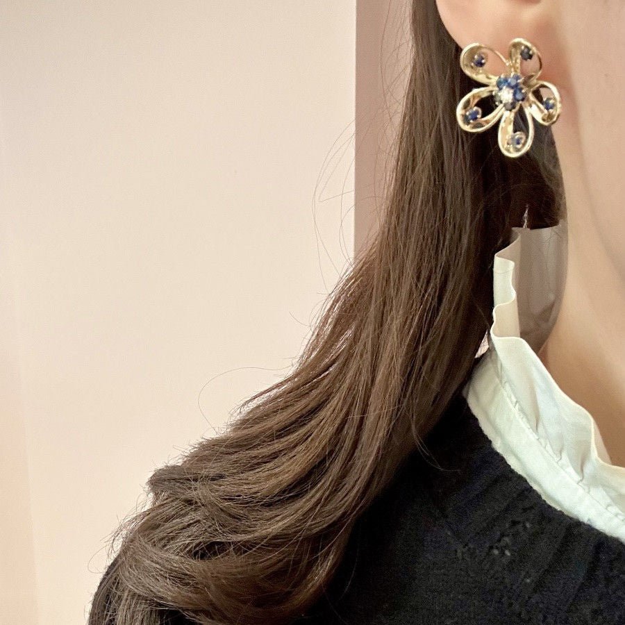 Boucles d'oreilles Clous en or jaune, saphirs et diamants - Castafiore