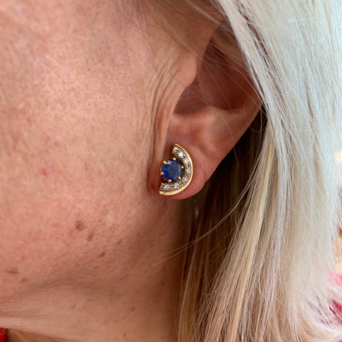 Boucles d'oreilles Clous en or jaune, saphirs et diamants - Castafiore