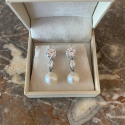 Boucles d'oreilles Clous Pendantes en or blanc, platine, perles, et diamants - Castafiore