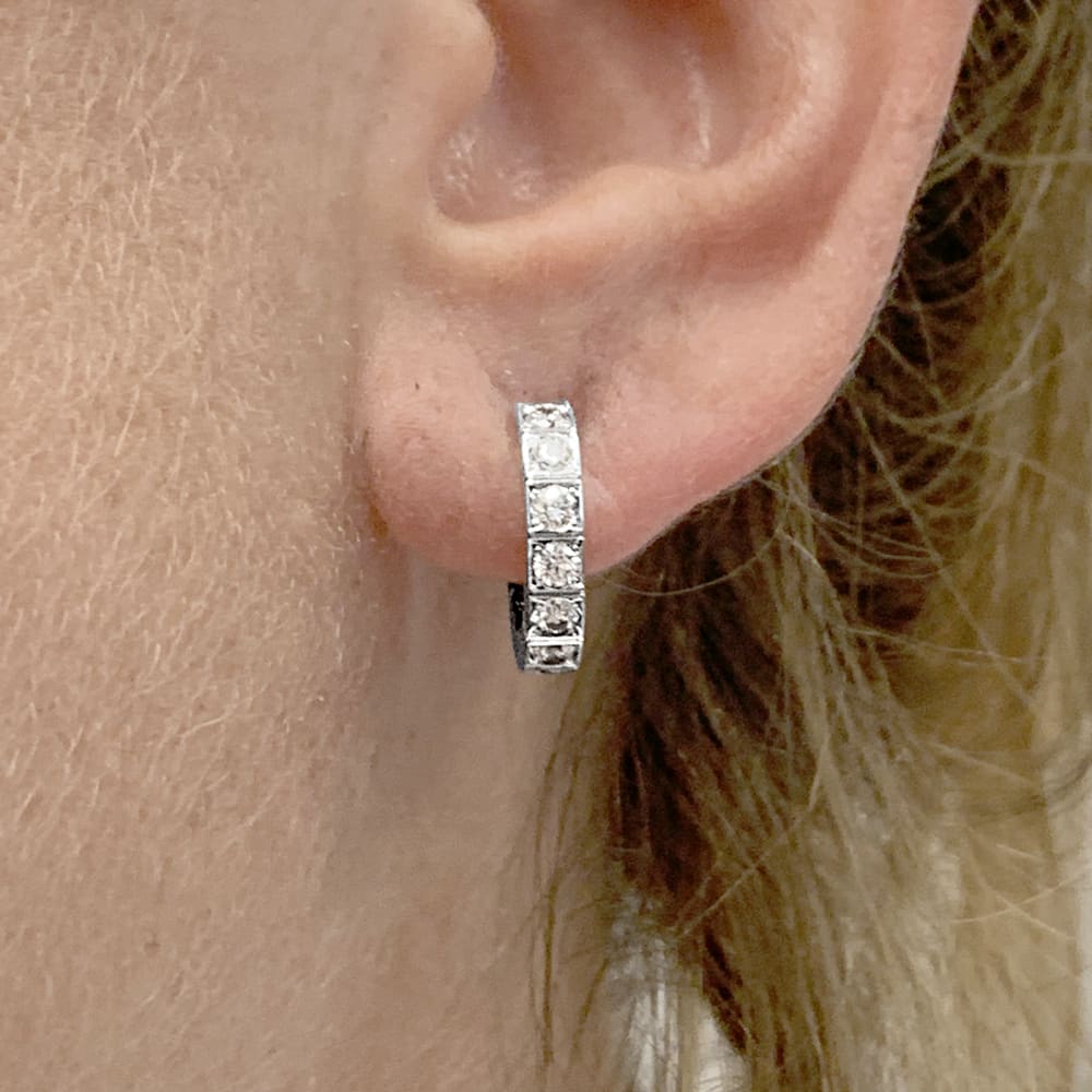Boucles d'oreilles Créoles CARTIER "Lanière" en or blanc et diamants - Castafiore