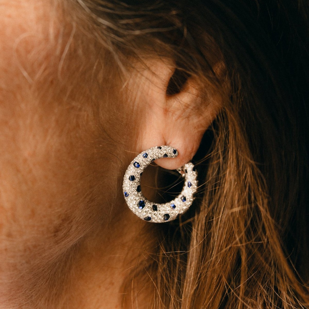 Boucles d'oreilles Créoles CARTIER "Panthère" en platine, saphirs et diamants - Castafiore