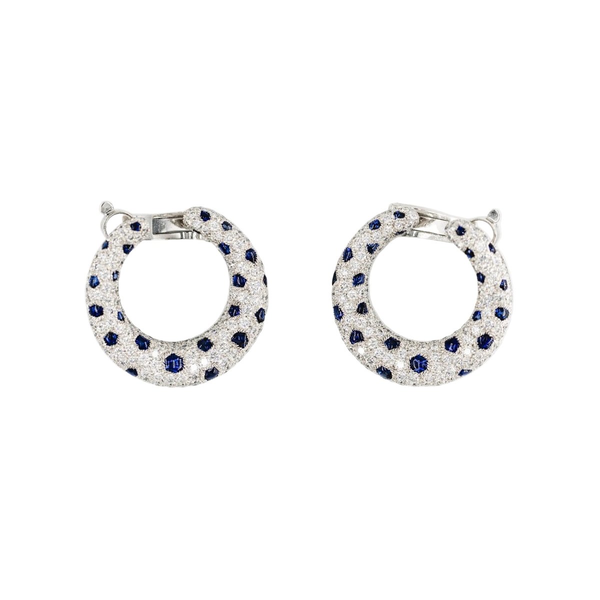 Boucles d'oreilles Créoles CARTIER "Panthère" en platine, saphirs et diamants - Castafiore