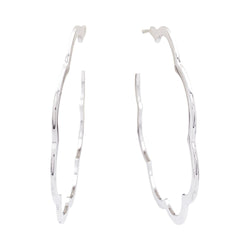 Boucles d'oreilles Créoles CHANEL "Profil de Camélia" en or blanc. - Castafiore