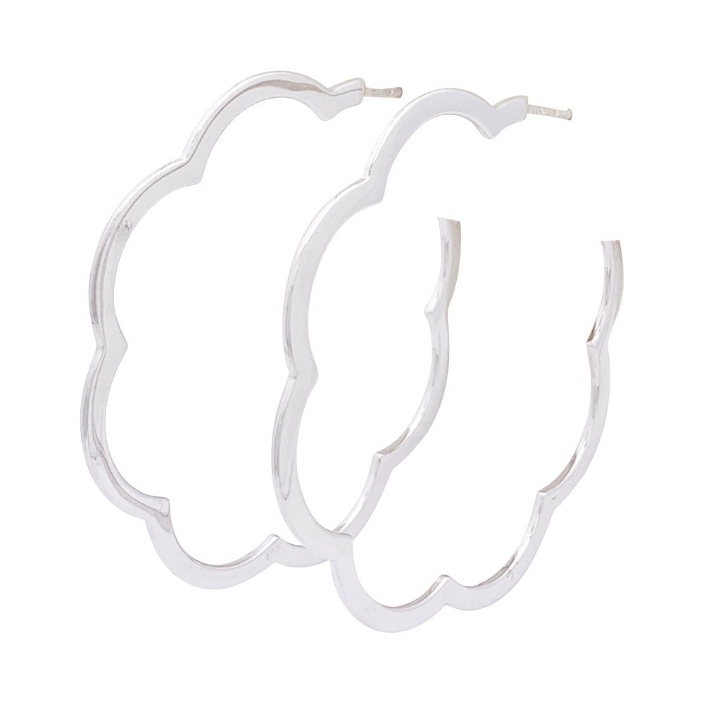 Boucles d'oreilles Créoles CHANEL "Profil de Camélia" en or blanc. - Castafiore