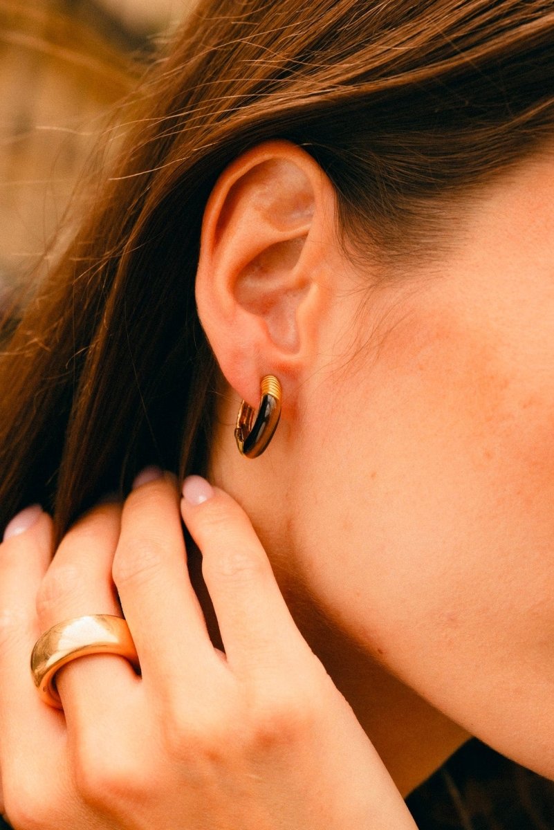 Boucles d'oreilles Créoles CHAUMET en or jaune et oeil de tigre - Castafiore