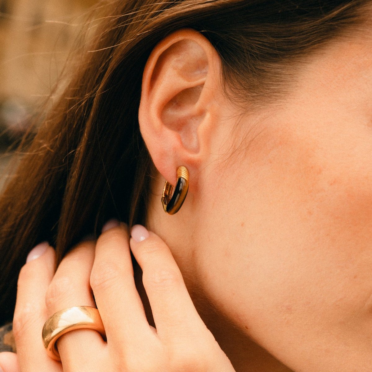 Boucles d'oreilles Créoles CHAUMET en or jaune et oeil de tigre - Castafiore
