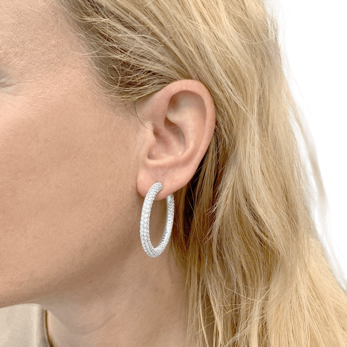 Boucles d'oreilles Créoles CHAUMET "Tube" en or blanc et diamants - Castafiore