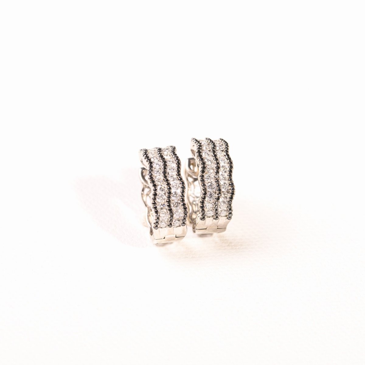 Boucles d'oreilles créoles diamants et diamants noirs en or blanc - Castafiore