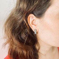 Boucles d'oreilles créoles diamants et diamants noirs en or blanc - Castafiore