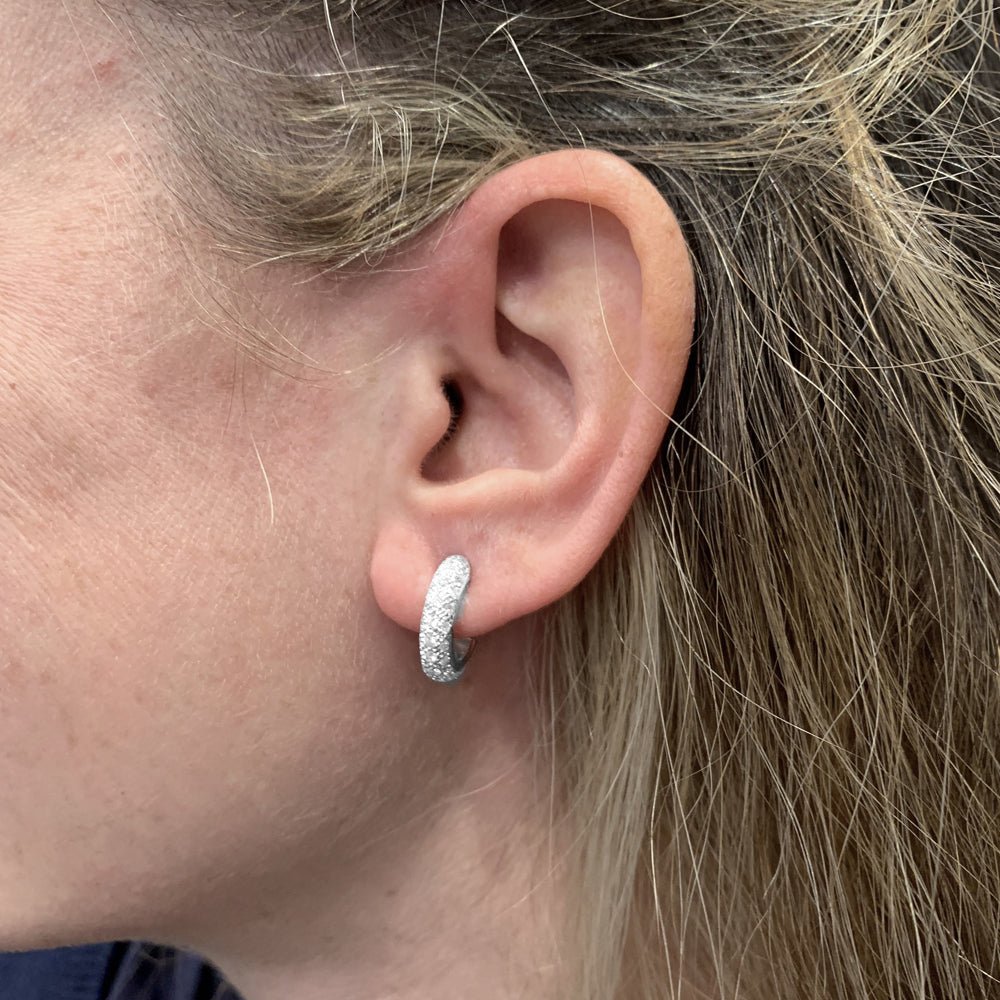 Boucles d'oreilles créoles en or blanc, diamants. - Castafiore