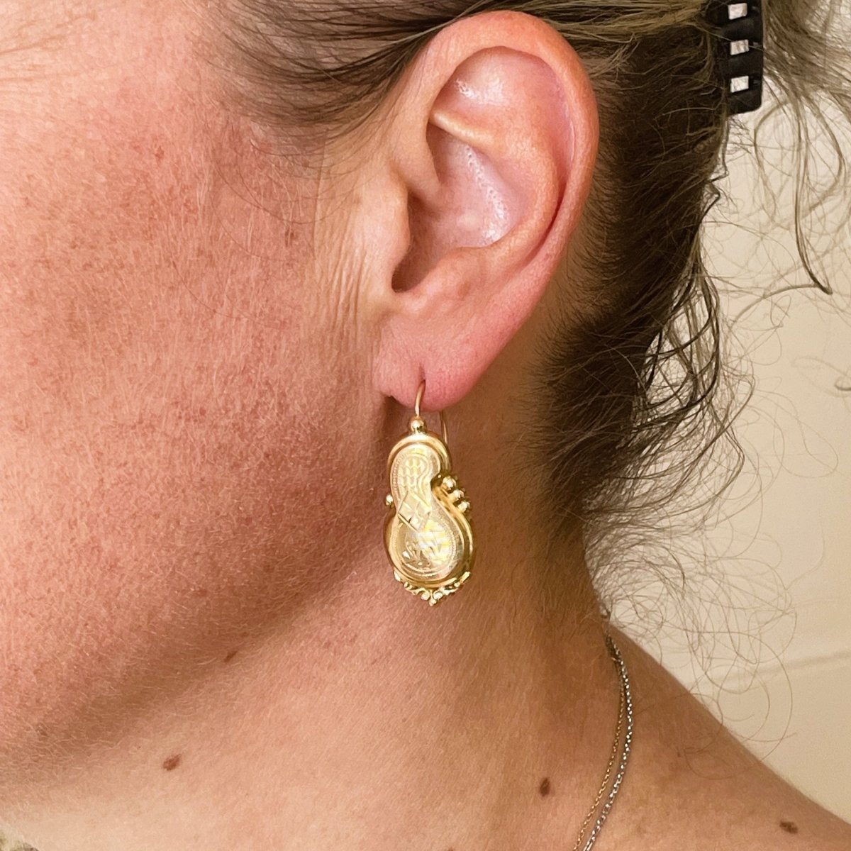 Boucles d'oreilles dormeuses anciennes en or jaune ciselé - Castafiore