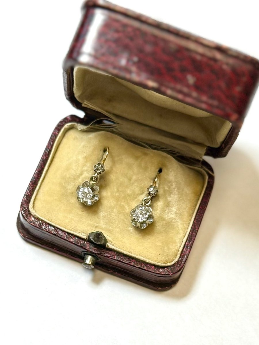 Boucles d'oreilles dormeuses anciennes en or jaune et gris et diamants - Castafiore