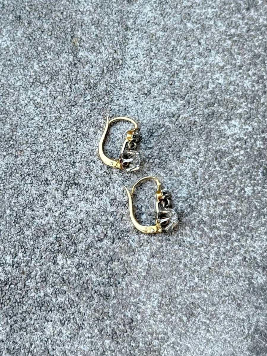 Boucles d'oreilles dormeuses anciennes en or jaune et gris et diamants - Castafiore