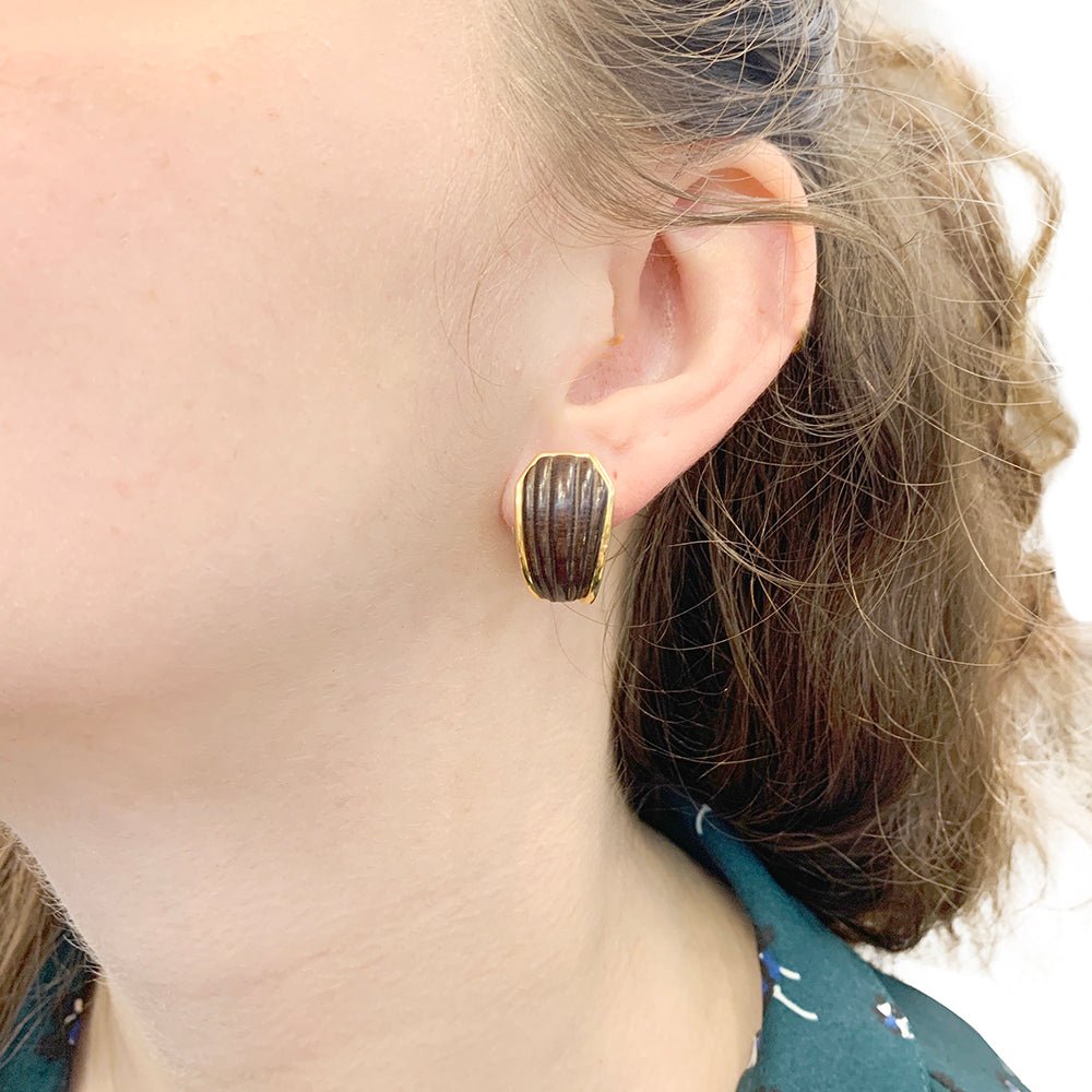 Boucles d'oreilles Dormeuses BOUCHERON vintage en or jaune et bois - Castafiore