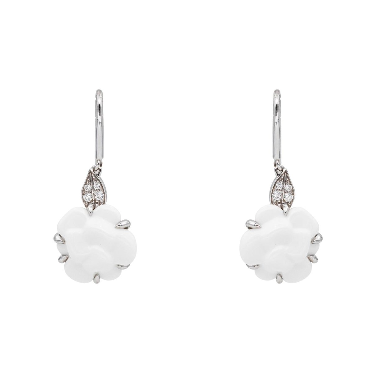 Boucles d'oreilles Dormeuses CHANEL "Camélia" en or blanc, agates et diamants - Castafiore