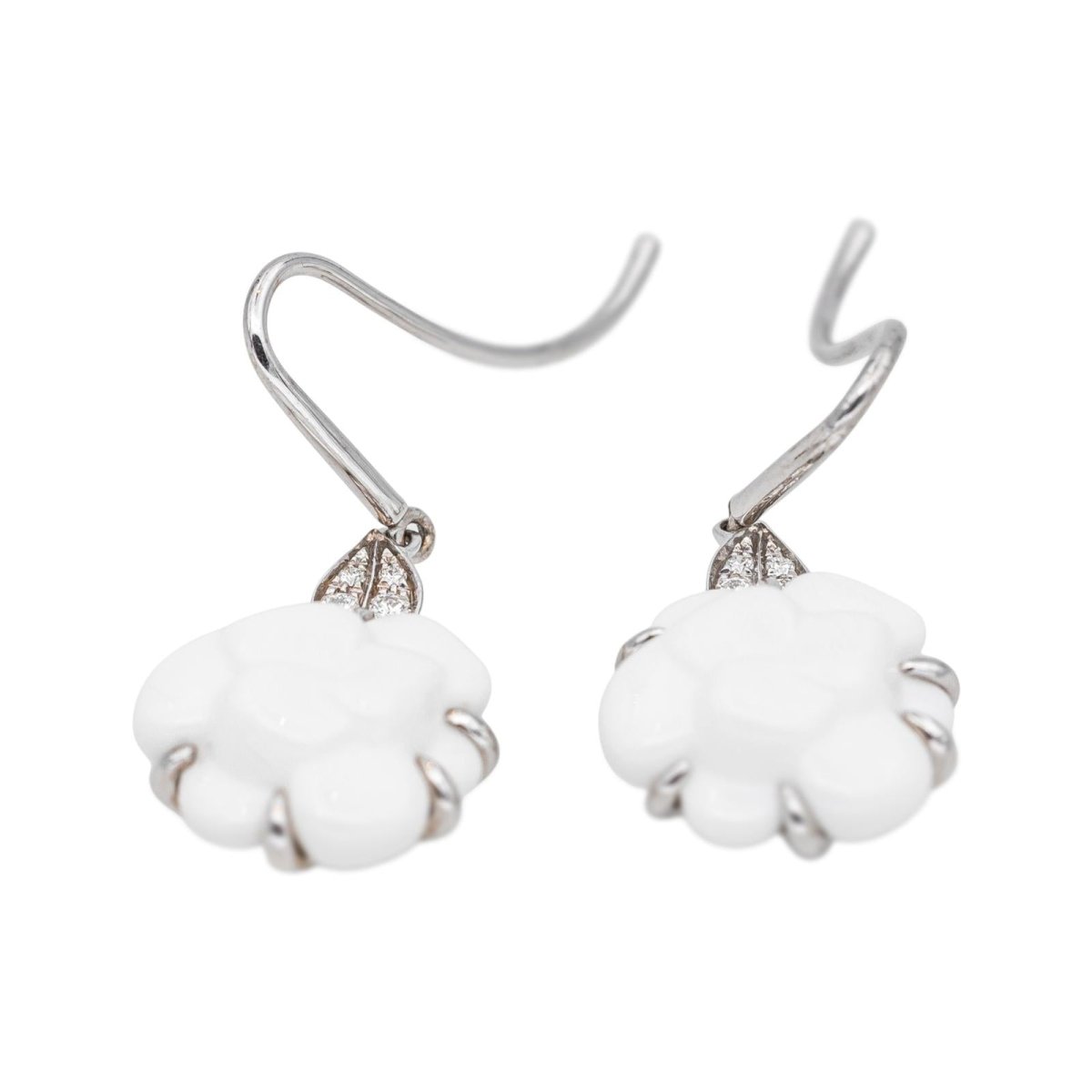 Boucles d'oreilles Dormeuses CHANEL "Camélia" en or blanc, agates et diamants - Castafiore