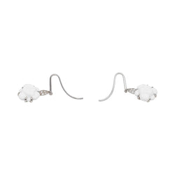 Boucles d'oreilles Dormeuses CHANEL "Camélia" en or blanc, agates et diamants - Castafiore